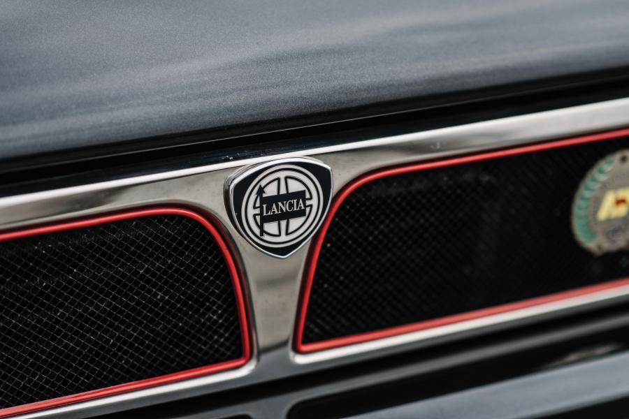 Логотип Lancia Delta HF Integrale Evoluzione (831) 1992 года  (фото 19 из 37)